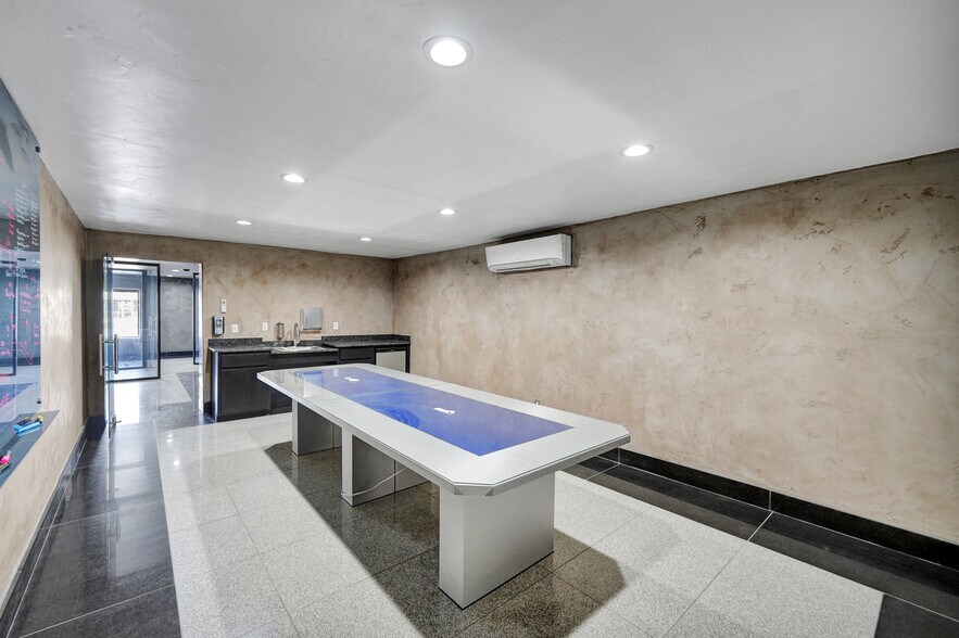 More Photos Of 2903 Wall St, Midland Office For Lease