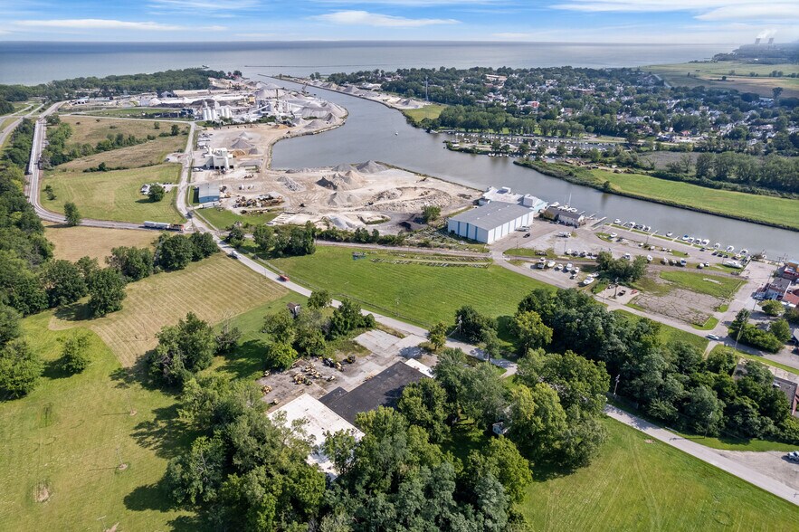 More Photos Of 60 Williams St, Grand River Warehouse For Sale