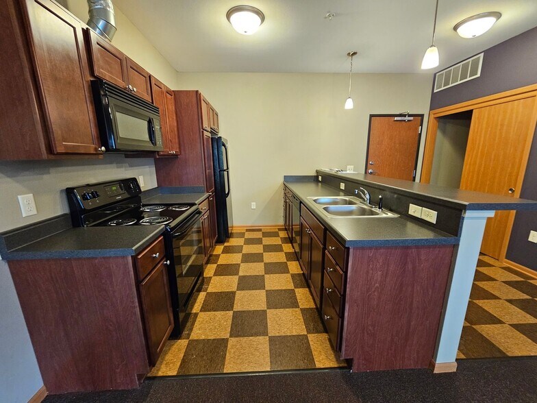 More Photos Of 906 10th St SE, Cedar Rapids Apartments For Sale