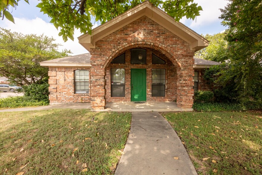 More Photos Of 1005 N Elm St, Denton Office For Lease