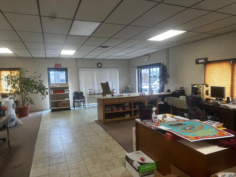 More Photos Of 852 W 5th St, Washington Storefront Retail Office For Sale