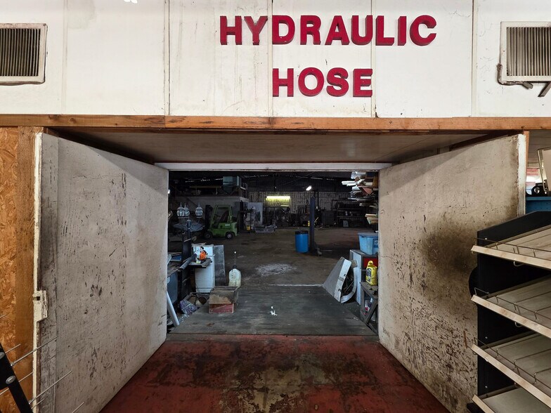 More Photos Of 1440 Gulfway Dr, Winnie Showroom For Sale