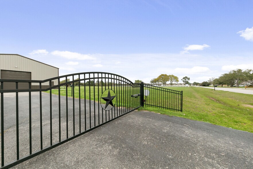More Photos Of 10711 Hidden Lake Ln, Richmond Distribution For Sale