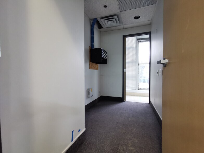 More Photos Of 3871 N Fraser Way, Burnaby Showroom For Lease