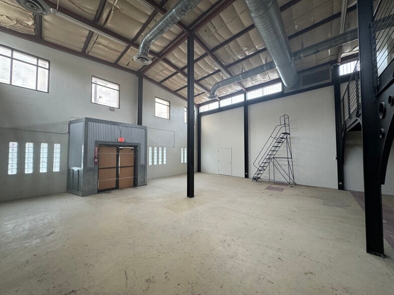 More Photos Of 1108 S Flores St, San Antonio Showroom For Lease