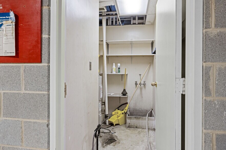 More Photos Of 2000 S Delphine Ave, Lyndhurst Warehouse For Lease