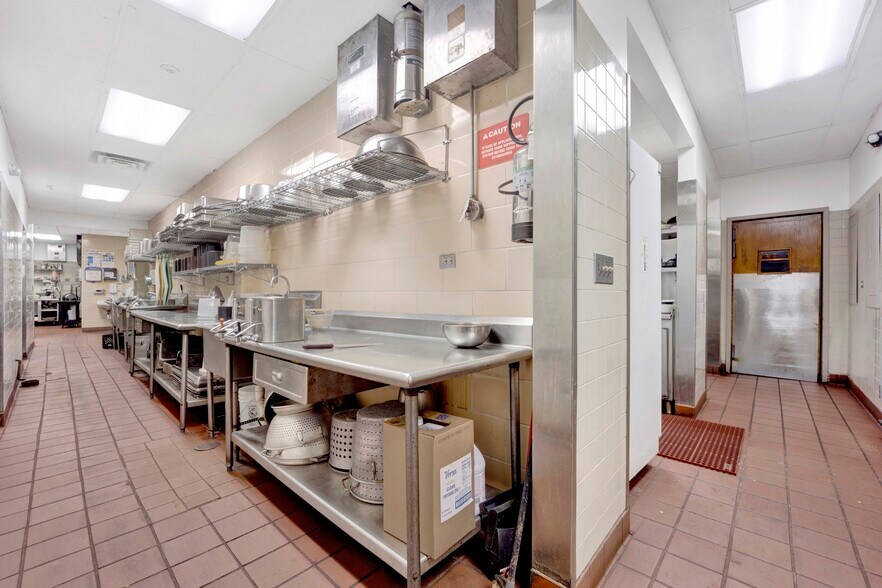 More Photos Of 890 E US Highway 45, Mundelein Freestanding For Sale