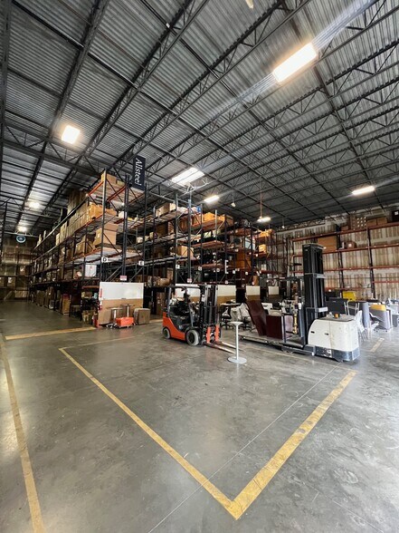 More Photos Of 7108 Old Katy Rd, Houston Showroom For Lease
