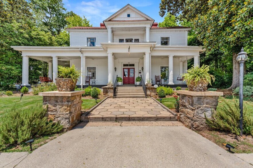 More Photos Of 252 Seavy St, Senoia Hospitality For Sale