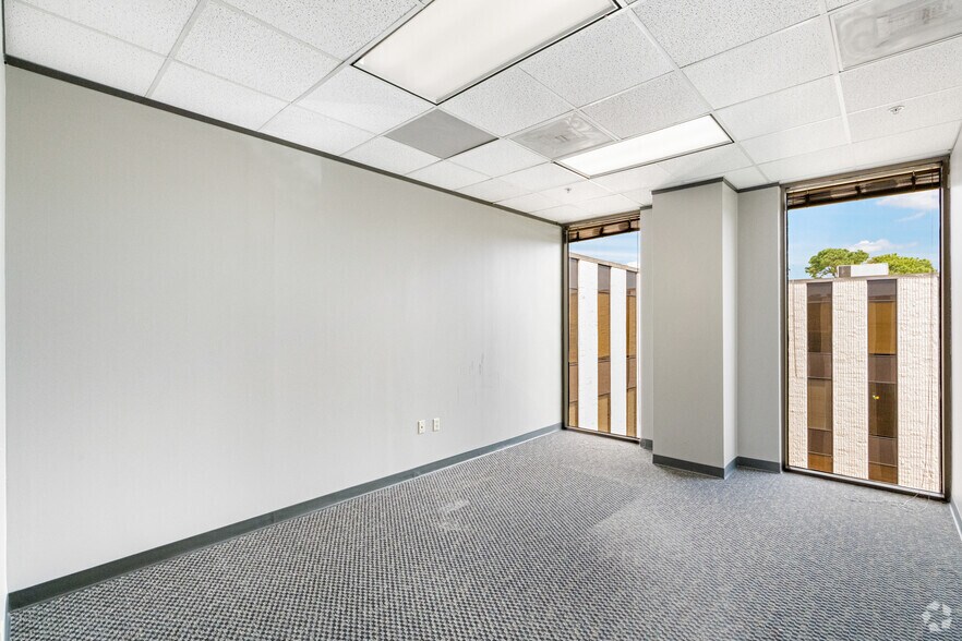 More Photos Of 8554 Katy Fwy, Houston Unknown For Lease