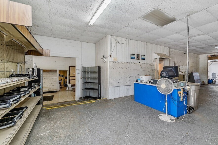 More Photos Of 1470 S Jefferson Ave, Cookeville Showroom For Sale
