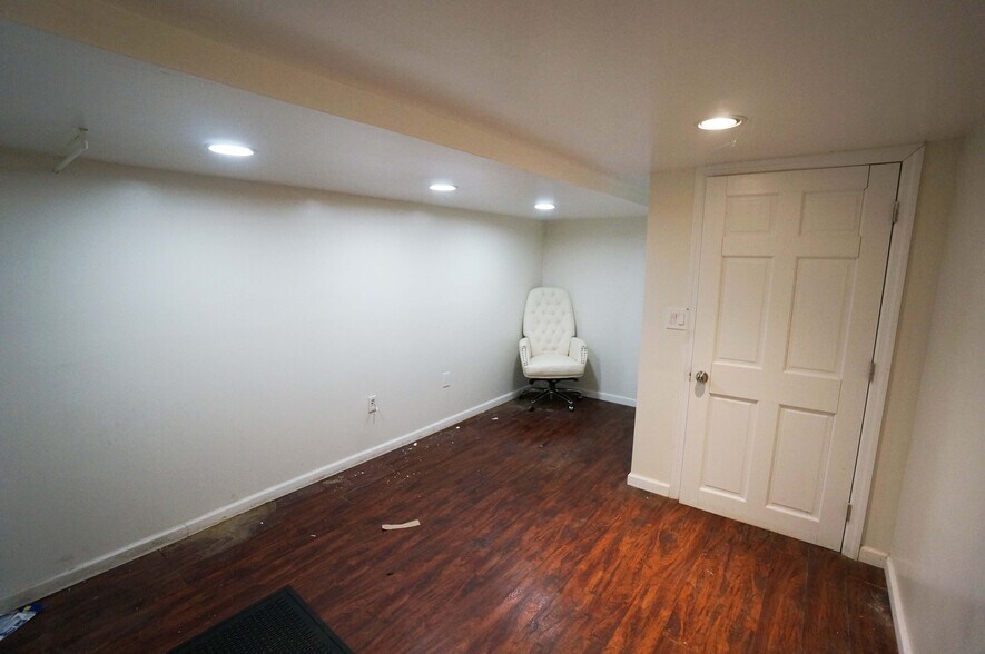 More Photos Of 40-18 Junction Blvd, Flushing Storefront Retail Residential For Lease