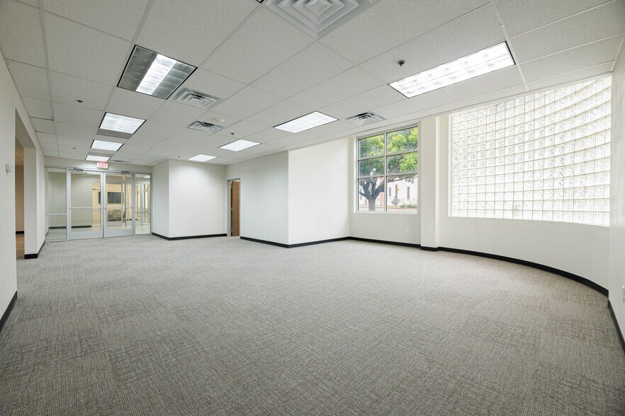 More Photos Of 4315 S Lancaster Rd, Dallas Office For Lease