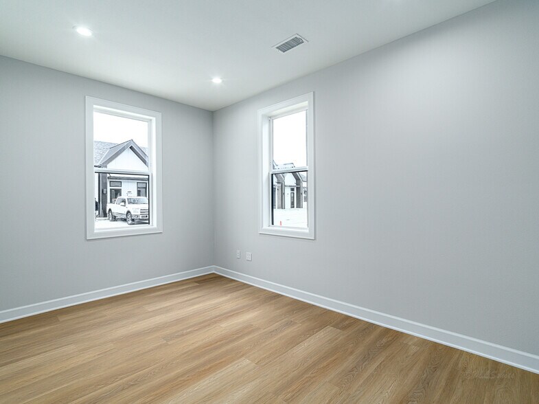 More Photos Of 1325 Main St, Katy Office For Sale