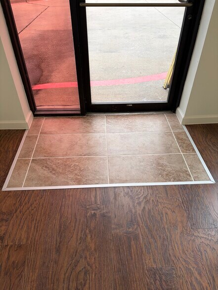 More Photos Of 5612 Highland Ave, Haltom City Showroom For Lease