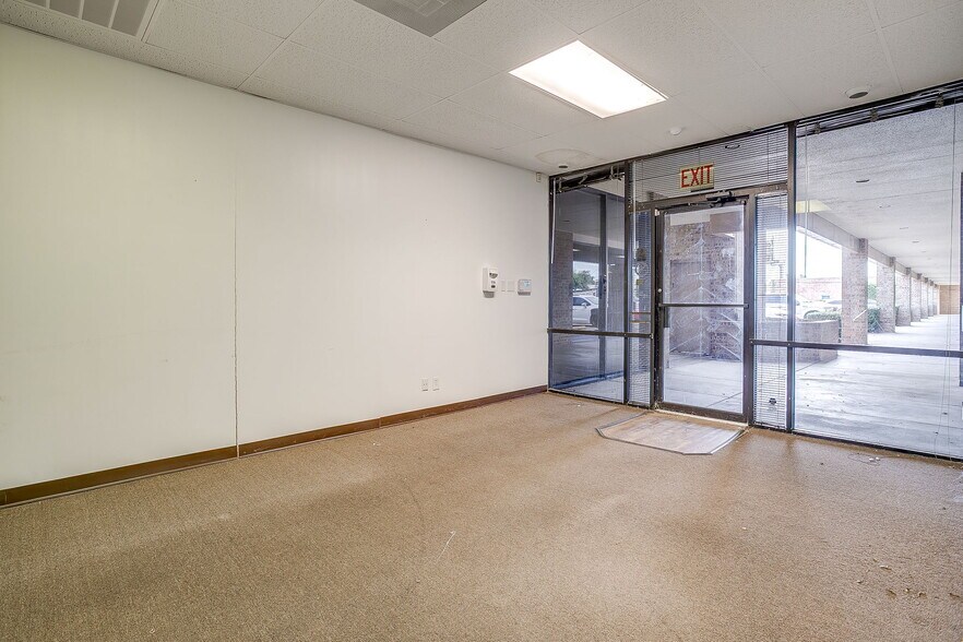 More Photos Of 5801 Curzon Ave, Fort Worth General Retail For Lease
