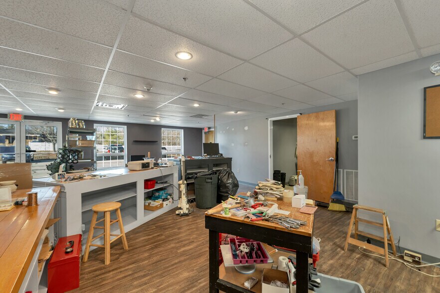 More Photos Of 45 Londonderry Tpke, Hooksett Office For Lease