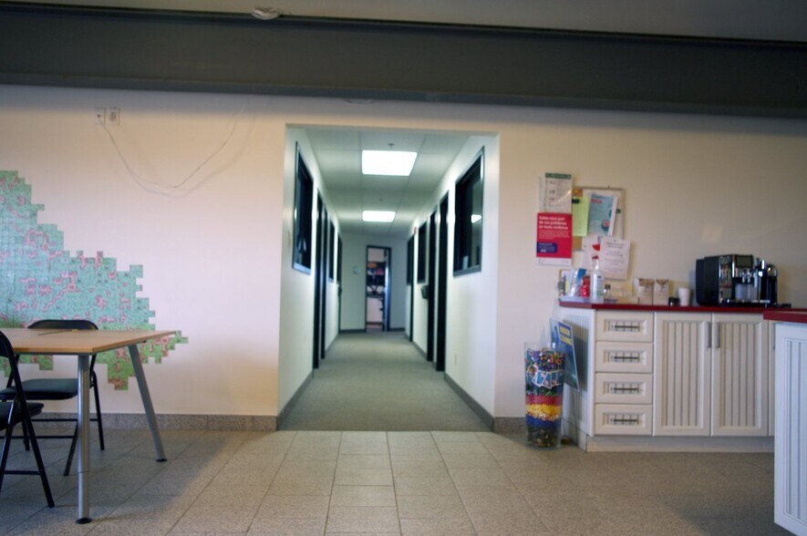 More Photos Of 31 Rue De La Coopérative, Rigaud Department Store For Lease