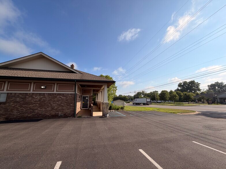 More Photos Of 2400 Union Lake Rd, Commerce Township Medical For Lease