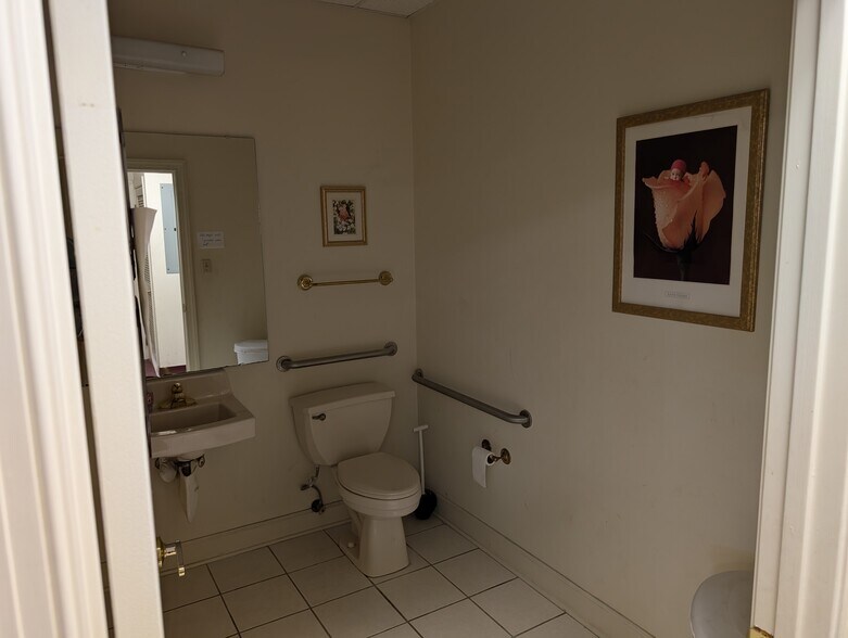More Photos Of 1709 River St, Valdosta Office For Sale