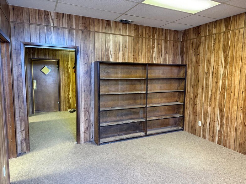More Photos Of 2451 34th St, Lubbock Freestanding For Lease