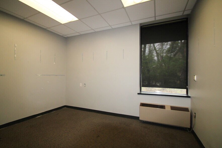 More Photos Of 9911 Shelbyville Rd, Louisville Office For Lease