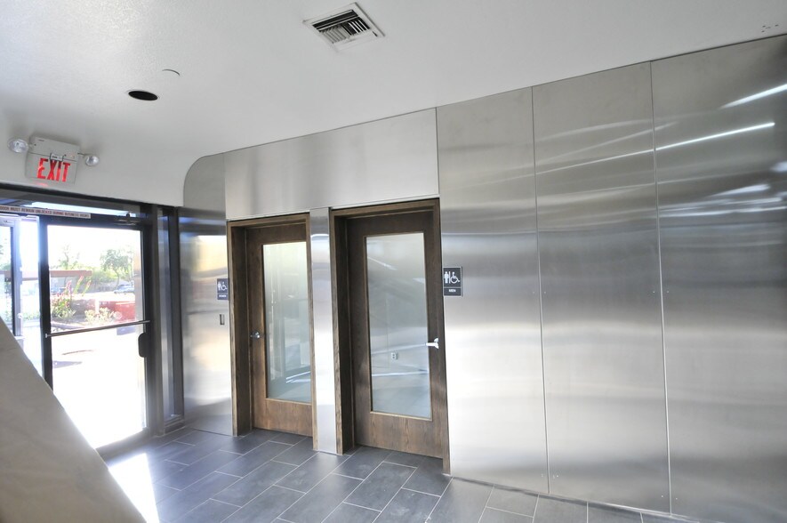 More Photos Of 6840 E Indian School Rd, Scottsdale General Retail For Lease