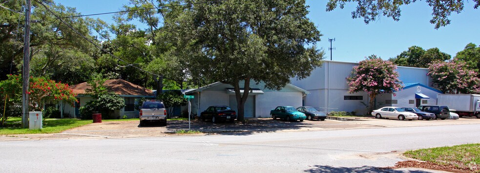 More Photos Of 223 Troy St NE, Fort Walton Beach Warehouse For Sale