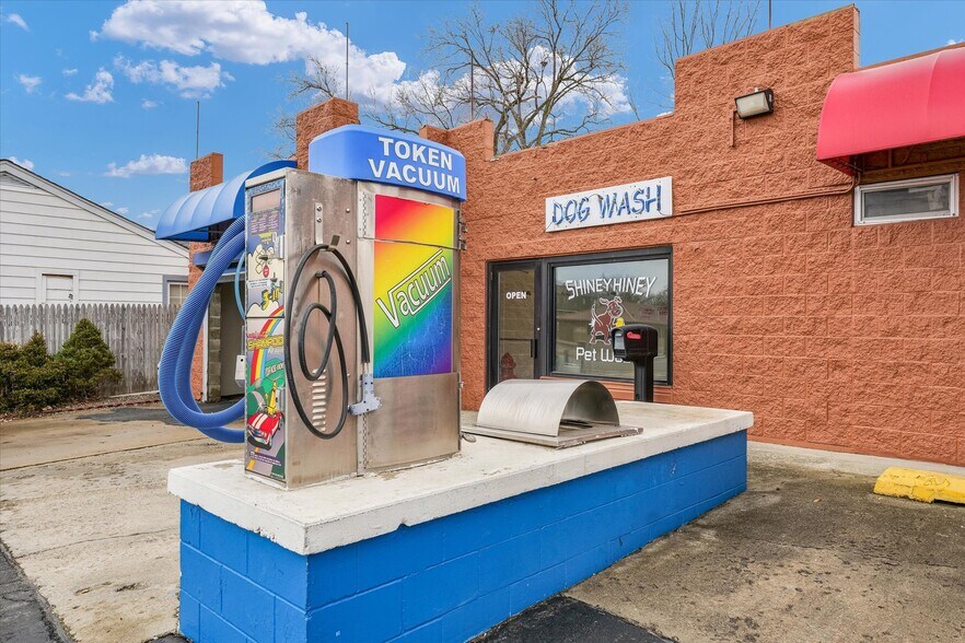 More Photos Of 110 W Lincoln Ave, Charleston Carwash For Sale