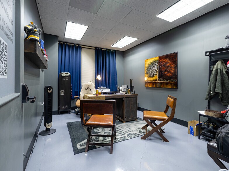 More Photos Of 321 S Persimmon St, Tomball Manufacturing For Lease