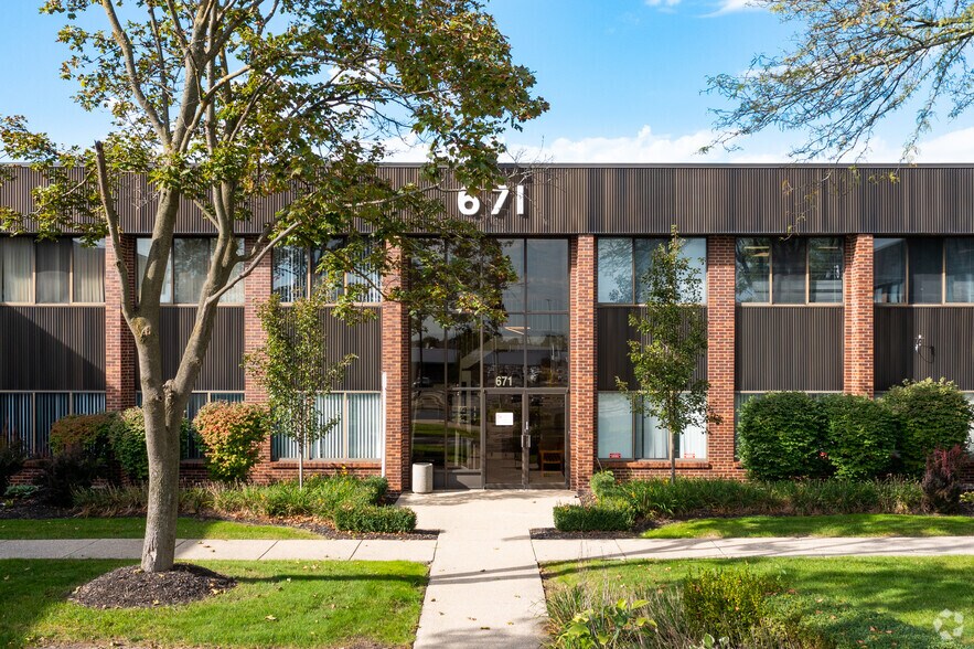 More Photos Of 667-675 E Big Beaver Rd, Troy Office For Lease