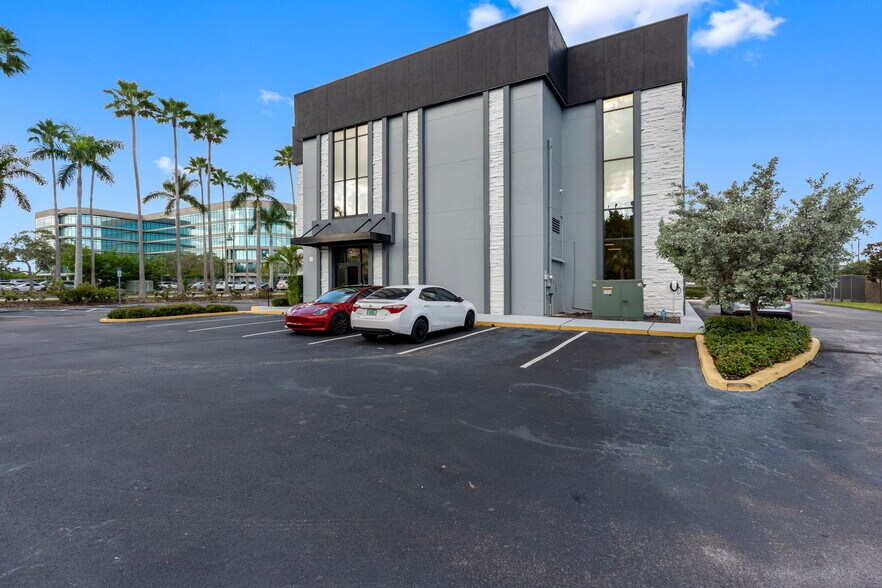More Photos Of 18401 US Highway 19 N, Clearwater Office For Sale