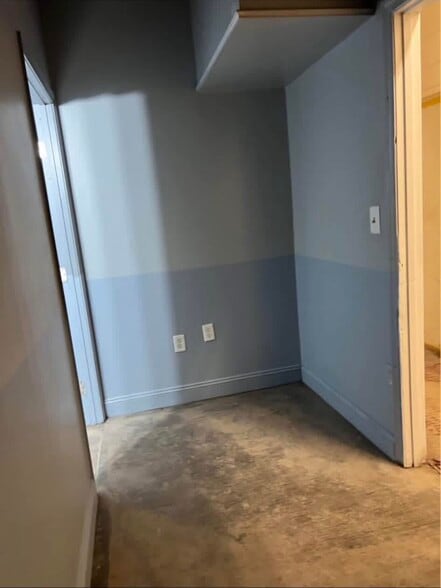 More Photos Of 204 Thompson Ave, Fredericksburg Warehouse For Lease