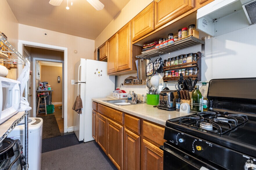 More Photos Of 13-15 Center Pl, Dundalk Storefront Retail Residential For Sale