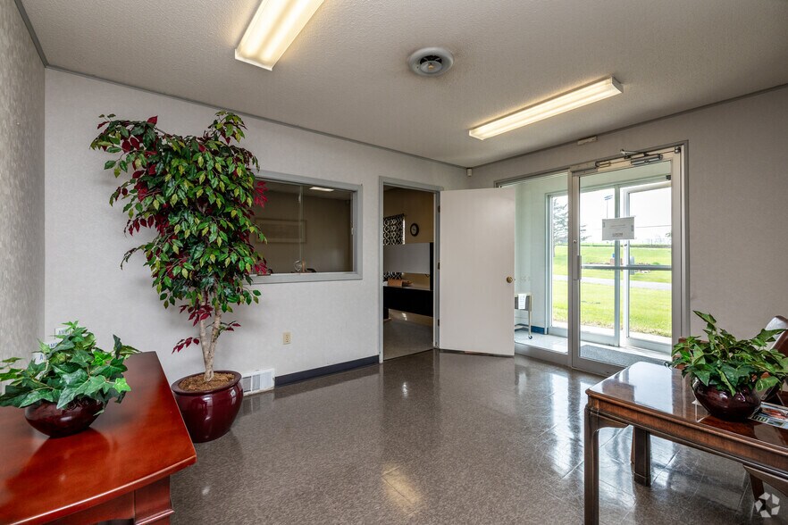 More Photos Of 601 E Marshall St, Sweet Springs Flex For Sale