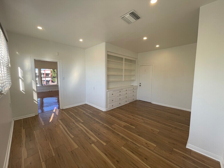 Primary Photo Of 418-420 N Larchmont Blvd, Los Angeles Office For Lease