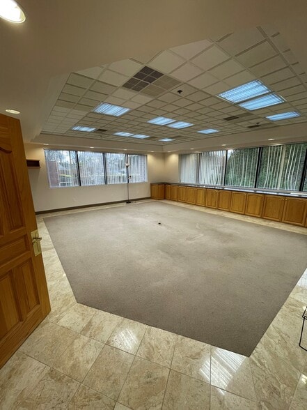 More Photos Of 207 Quaker Ln, West Warwick Office For Lease