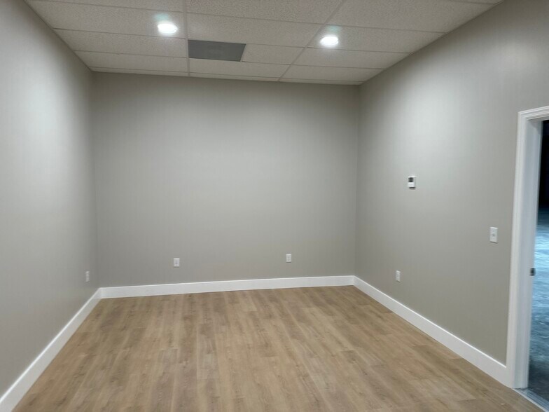 More Photos Of Moylan Rd, Panama City Beach Distribution For Lease