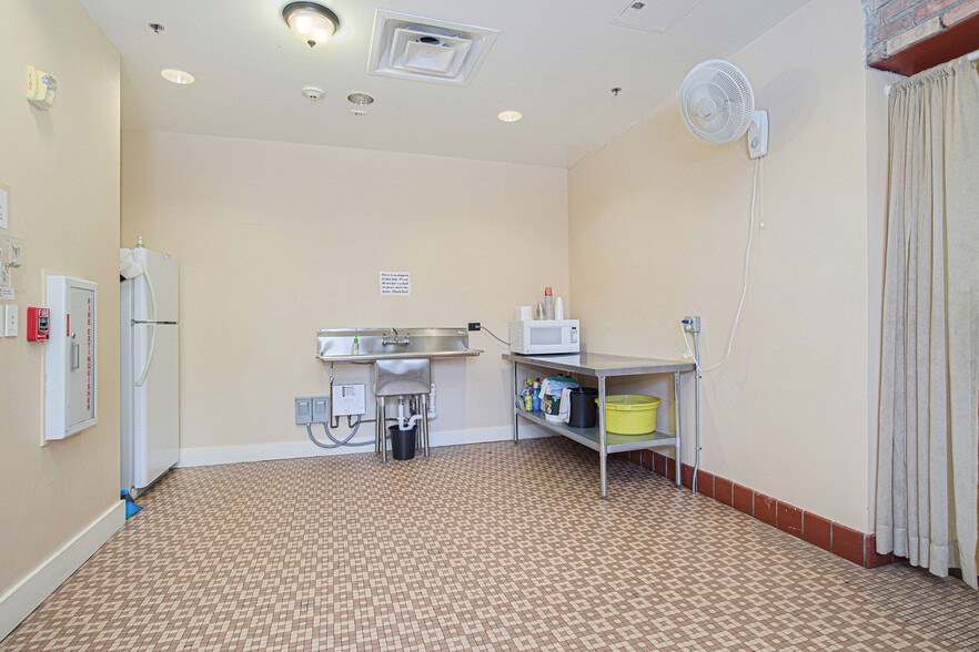 More Photos Of 356 W Western Ave, Muskegon Storefront For Sale