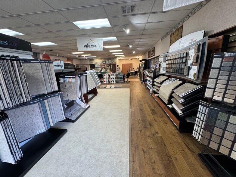 More Photos Of 1900 Crockett Rd, Palestine Storefront For Sale