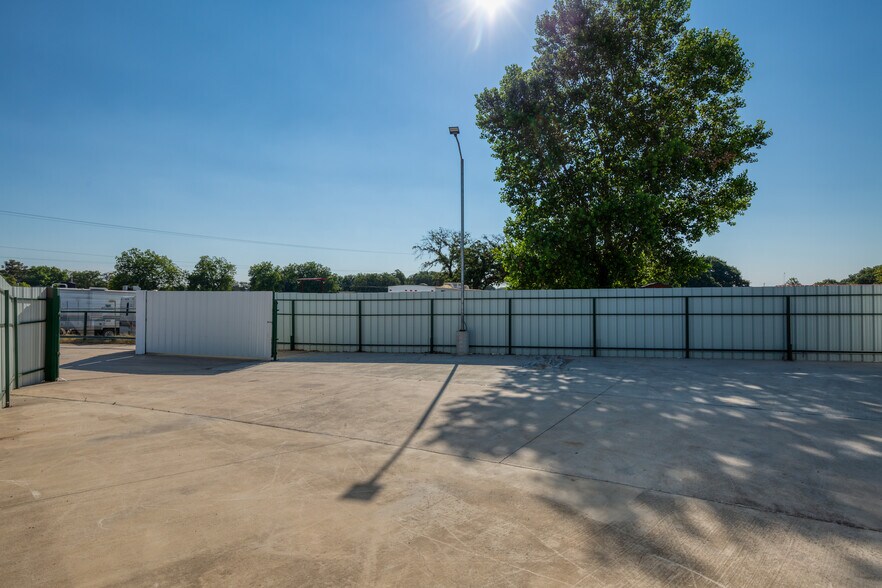 More Photos Of 3100 E Highway 199, Springtown Warehouse For Lease