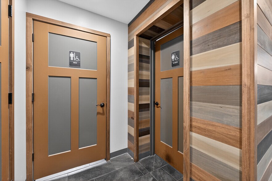 More Photos Of 8713 Gravois Rd, Saint Louis Restaurant For Lease