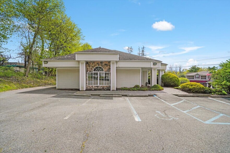 More Photos Of 468 Gidney Ave, Newburgh Medical For Sale