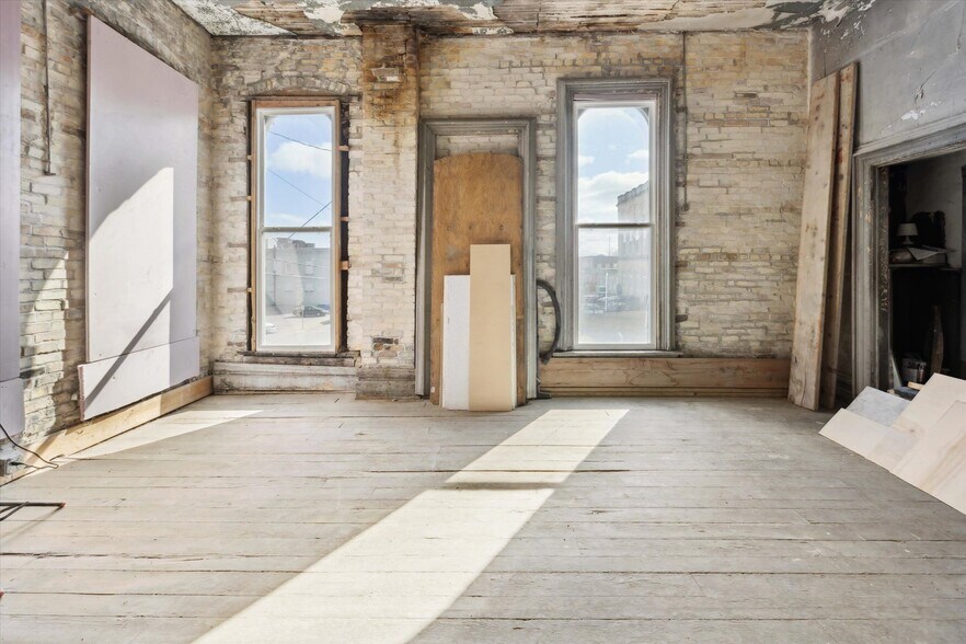 More Photos Of 1017 Washington Ave, Bay City Storefront Retail Residential For Sale