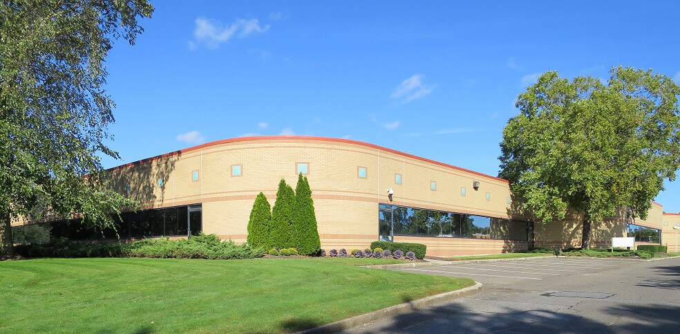 More Photos Of 300 Motor Pky, Hauppauge Medical For Lease