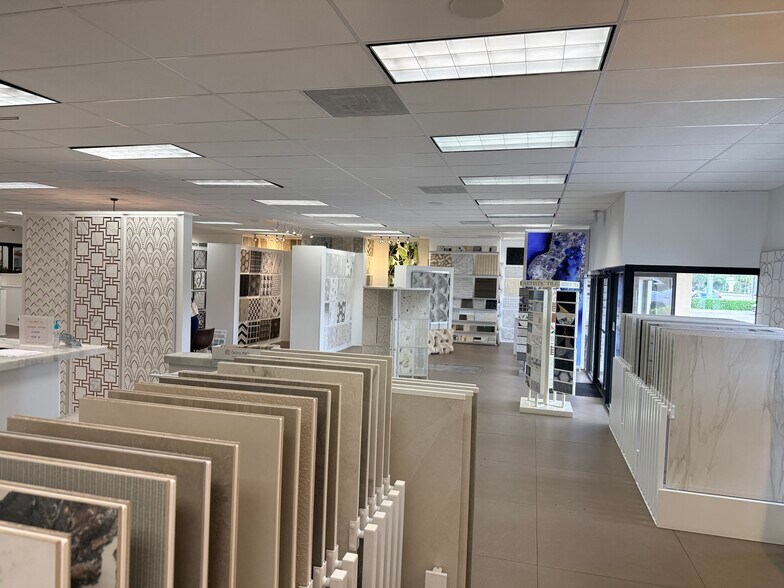 More Photos Of 3308 W 45th St, West Palm Beach Showroom For Lease