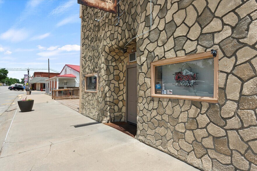 More Photos Of 322 N Pennsylvania Ave, Lawson Bar For Sale