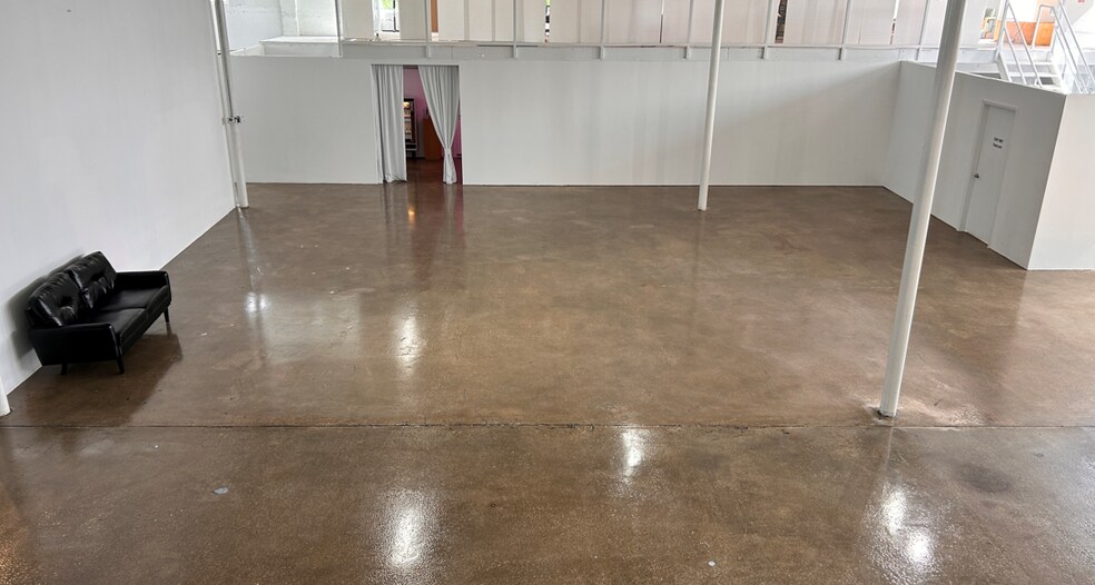 More Photos Of 297 NE 67th St, Miami Warehouse For Lease