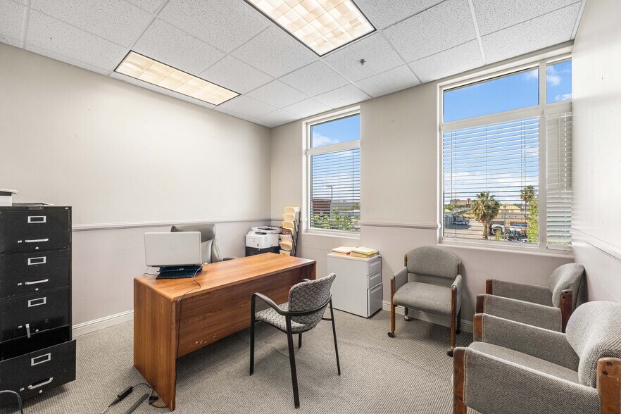 More Photos Of 514 Commerce Ave, Palmdale Medical For Sale