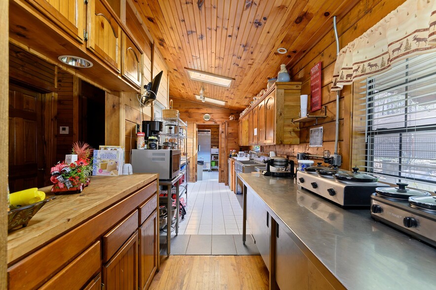 More Photos Of 68438 Eagle Creek Dr, Smithville Hotel For Sale